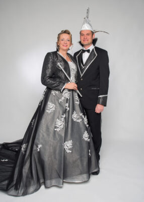 Ein Mann und eine Frau tragen eine Karnvealsuniform